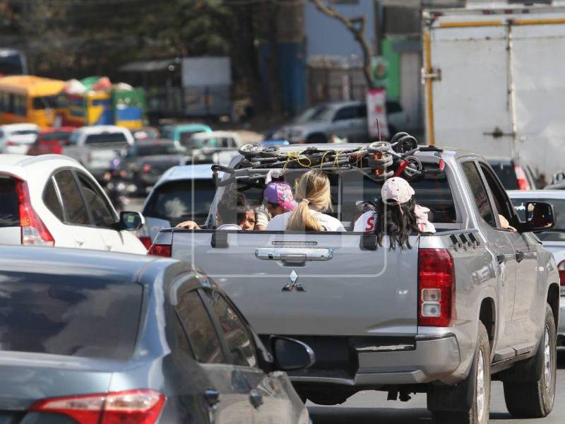 Cientos de veraneantes retornaron este domingo de Resurrección a la capital de Honduras.