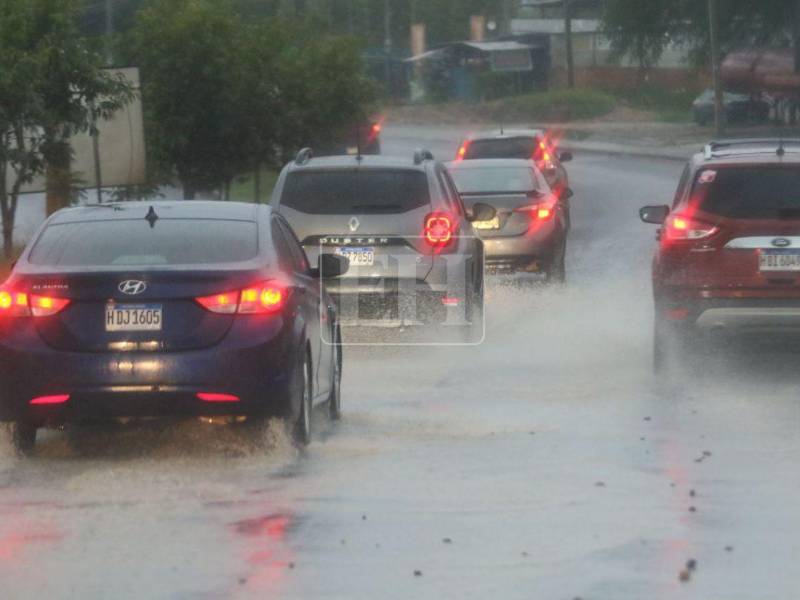 Una vaguada en superficie incrementará la nubosidad y generará precipitaciones débiles a moderadas en varias regiones, con oleaje estable en ambos litorales.