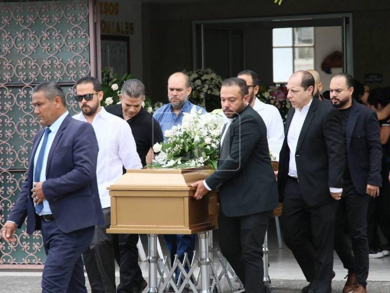 Tras concluida la misa de cuerpo presente de la chef Sandra Díaz del Valle, desarrollada en la parroquia Santa Teresa de Jesús en la colonia 15 de Septiembre, su féretro fue trasladado hacia el lugar donde será su última morada. A continuación los detalles.