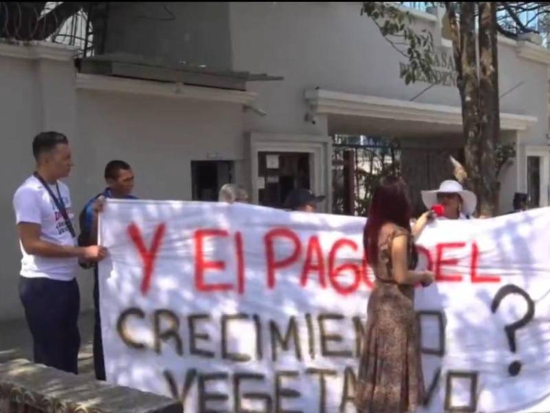 Los docentes se apostaron este viernes frente a Casa Presidencial, exigiendo a las autoridades les paguen la millonaria deuda que se les debe.