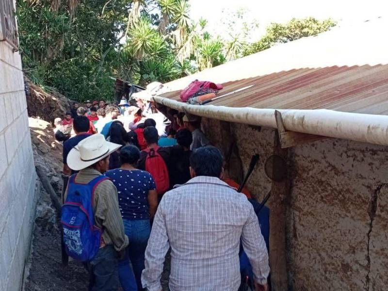 Trabajadores intentaron sacar el cuerpo de los tres obreros.