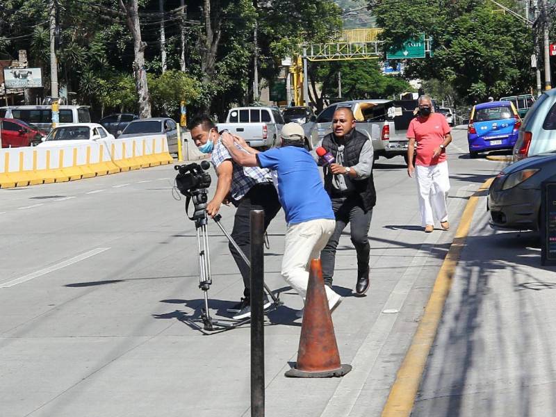 Como el Estado hace muy poco por proteger la labor de los periodistas, estos continuamente viven expuestos a los ataques de activistas, funcionarios, policías, militares y el crimen en general.
