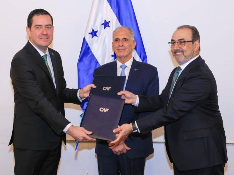 El presidente Nasry Asfura fue el testigo de honor en la firma con la CAF.