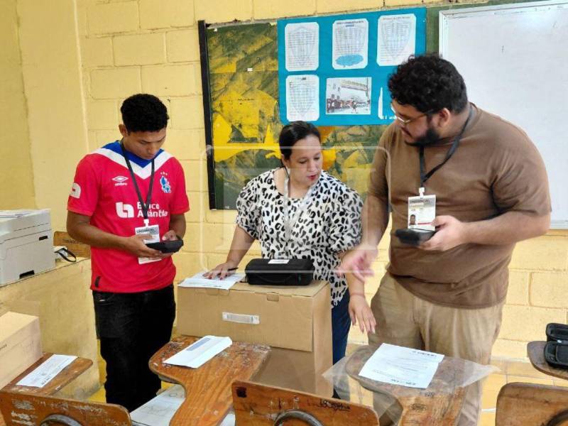 El Heraldo recorrió varios centros educativos donde se está realizando el simulacro electoral, incluido el Instituto Mixto Hibueras y la Escuela José Santos Guardiola. El ejercicio se desarrolla a nivel nacional, según el Consejo Nacional Electoral (CNE).