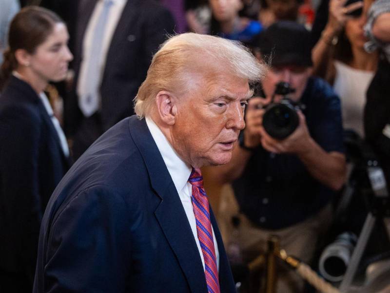 Donald Trump durante una declaración pública, advierte que Estados Unidos podría intervenir ante una represión violenta de protestas en Irán.