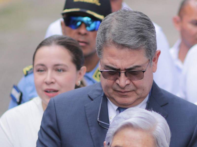 El expresidente Juan Orlando Hernández acudió este lunes a su primera audiencia por los delitos de presunto fraude y lavado de activos, relacionados con el caso Pandora II.