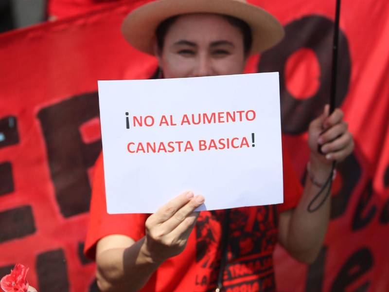 En pequeñas pancartas se pudieron ver algunas peticiones, como no aumentar la canasta básica.