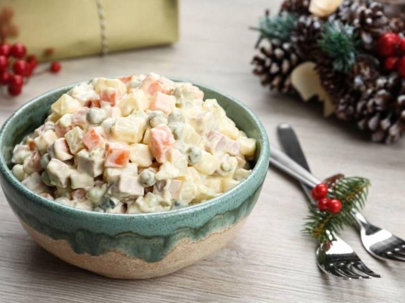 Ensalada de papas de Navidad, una de las recetas que podrá encontrar en el E-book Delicias Navideñas de Buen Provecho.