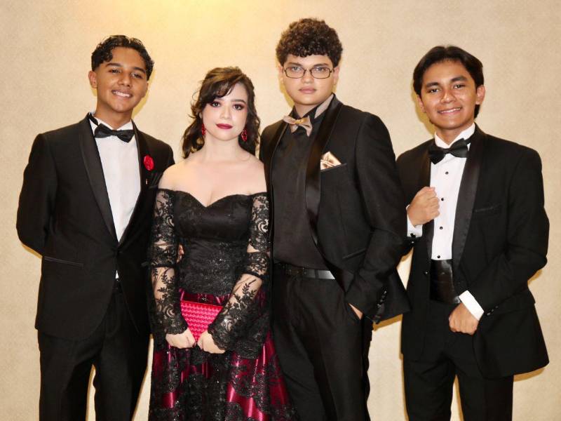Elegancia, sonrisas y momentos inolvidables marcaron la Senior Prom de La Estancia School, una celebración en la que los graduandos compartieron con sus familias una de las noches más especiales de su vida estudiantil.