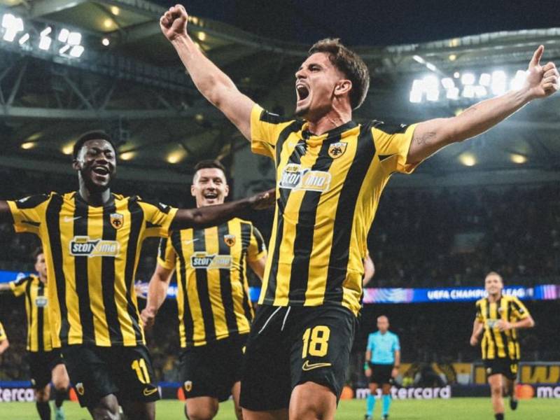 Razvan Marin tiene ganando al AEK con un golazo de tiro libre.
