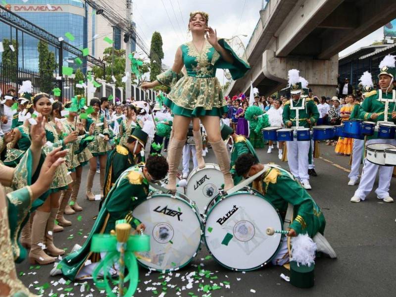 Brittany Alvarado llamó la atención al subirse sobre los tambores de la banda, protagonizando uno de los momentos más llamativos de la presentación.