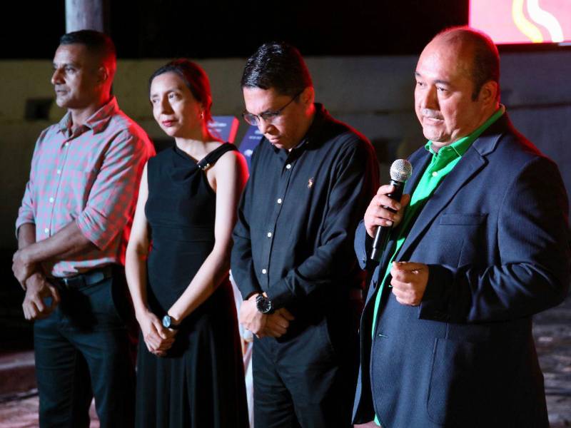El apoyo de sus poetas amigos ha sido una pieza esencial en la materialización de este movimiento cultural.