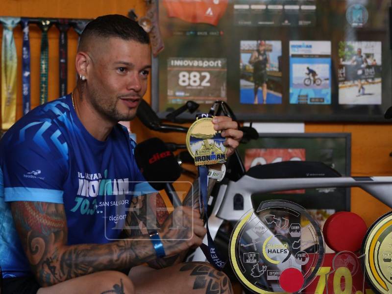 Juan José Reyes presumiendo una de las medallas que ostenta.