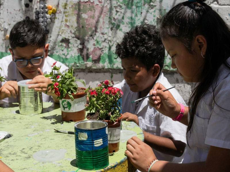 La personalización de alcancías y maceteras guardaban un mensaje ecológico.