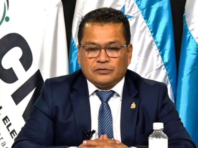 El consejero suplente Carlos Enrique Cardona sustituyó al Marlon Ochoa en la sesión del pleno en la que se firmó la declaratoria oficial.