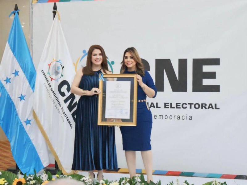 Cossette López, consejera del CNE junto a la designada presidencial electa, María Antonieta Mejía.
