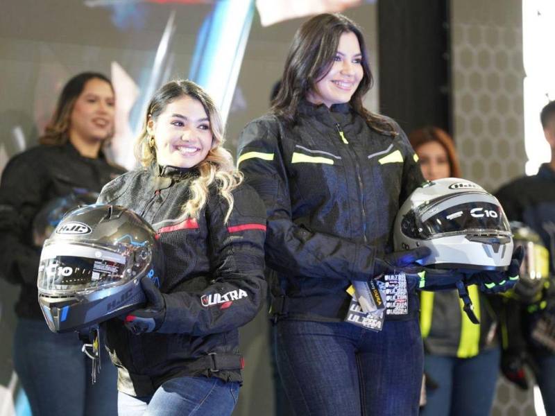 Los visitantes disfrutaron de simuladores de motocicletas en el stand de Motomundo, viviendo la emoción de manejar sobre dos ruedas.