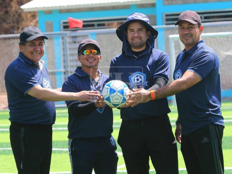 Nahúm Espinoza junto a su equipo de trabajo en Edidfut.