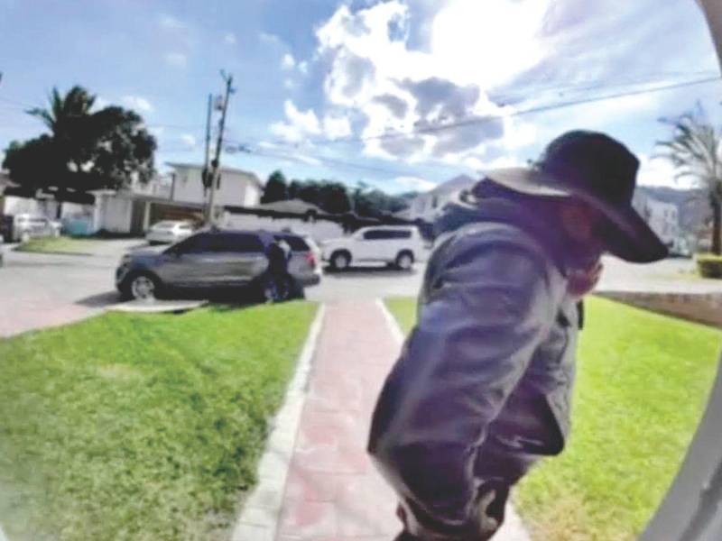 La cámara de una vivienda captó a los asaltantes cuando llegaron haciéndose pasar como repartidores de encomiendas. Foto de Héctor Moreno, presunto cabecilla de la banda El Mudo.