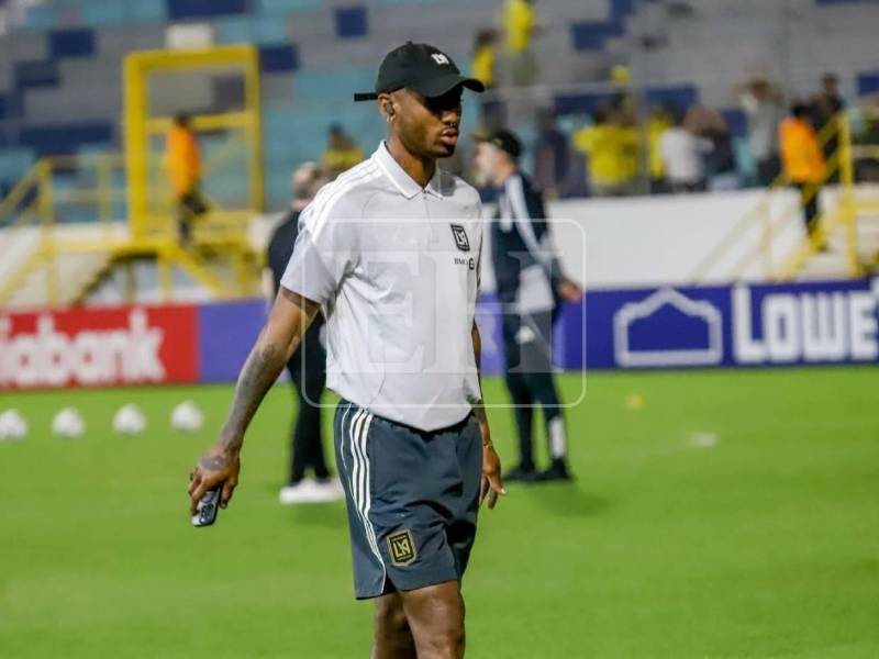 Los jugadores de Los Ángeles FC ya realizan reconocimiento de la cancha del estadio Morazán.