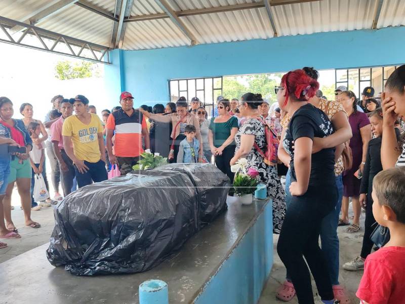 El último adiós a la menor fue brindado en el Cementerio General del municipio de Sabá, Colón.​