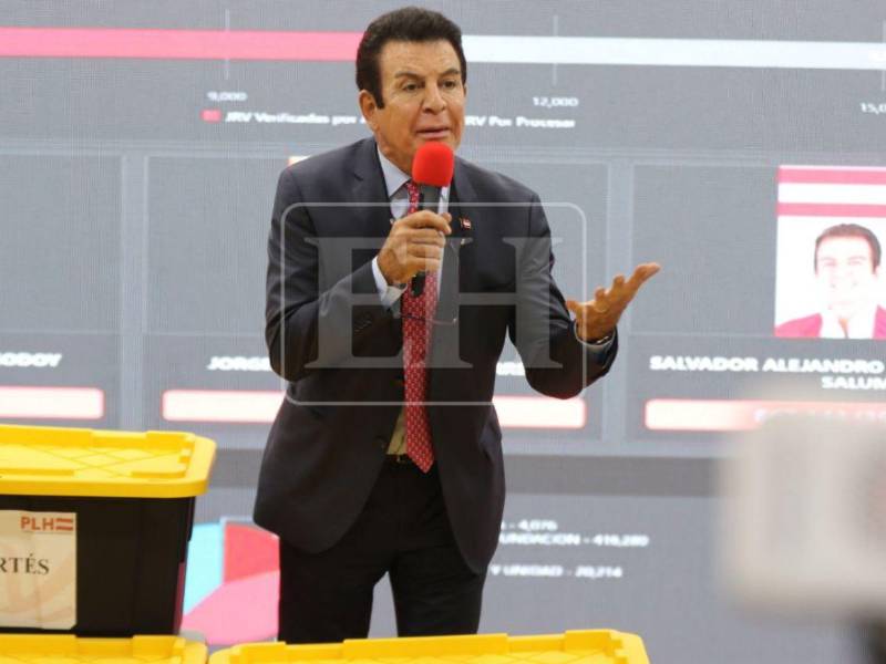 Salvador Nasralla denunció una presunta manipulación en la transmisión de resultados en medio de una contienda electoral cerrada.