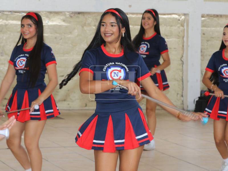 Tanto las palillonas como la banda llevan meses de preparación para representar a lo alto su instituto.