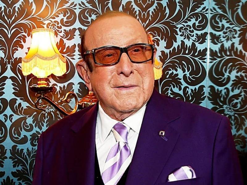 Clive Davis murió este lunes 22 de junio de 2026 en su apartamento de Manhattan, a los 94 años. Su representante de toda la vida, Aliza Rabinoff, confirmó que Davis partió en paz a causa de una enfermedad relacionada con la edad. Rodeado de su familia y sus seres queridos.