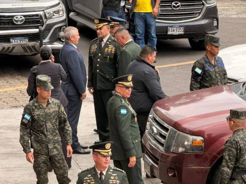 En la reunión de la Comisión Permanente del Congreso Nacional y la Junta de Comandantes de las FF AA se descartaron los ascensos.