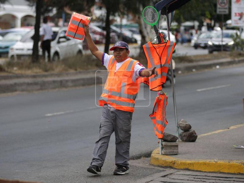 El uso de chalecos y bandas reflectivas para motociclistas en Honduras se ha vuelto obligatorio como parte de una reforma a la Ley de Tránsito que busca reducir accidentes.