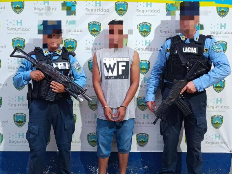 El detenido, Lito Joel Euceda Villalobos, al ser capturado por agentes policiales en una aldea de San Francisco de Coray.