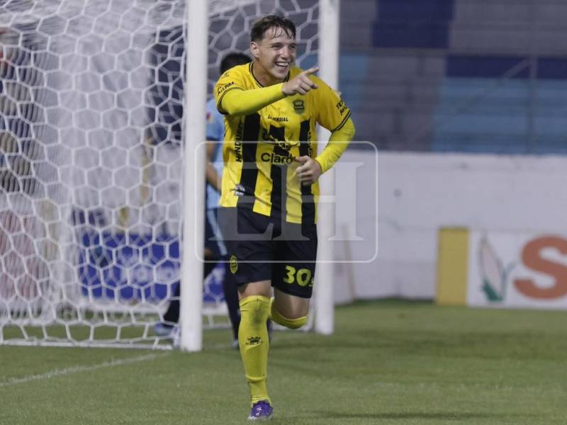 Real España derrota a Génesis con doblete de Sayago; terminó pidiendo la hora por error de López