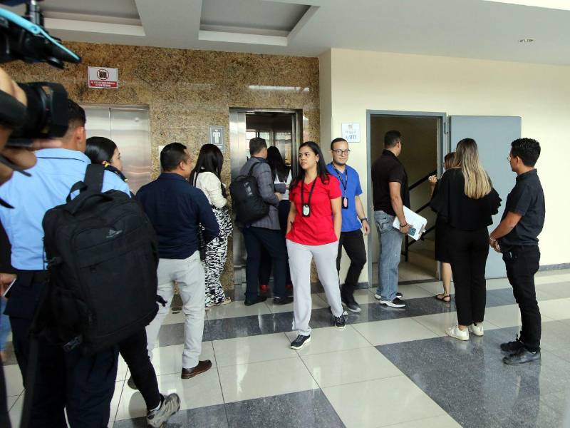 Un equipo de investigación, compuesto por la Dirección Policial de Investigaciones (DPI), Medicina Forense y el Ministerio Público (MP), realizaron indagaciones en la clínica dónde fue atendida.