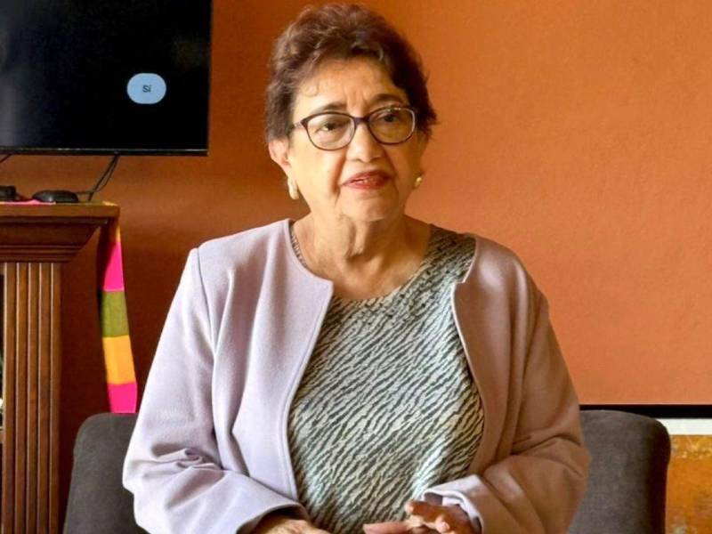 La conmemoración del Día de la Mujer Hondureña sirvió de marco para un homenaje a María del Carmen Ayes Cerna, doctora en Estadística Social y autora de cuentos, en un encuentro celebrado en Tegucigalpa.