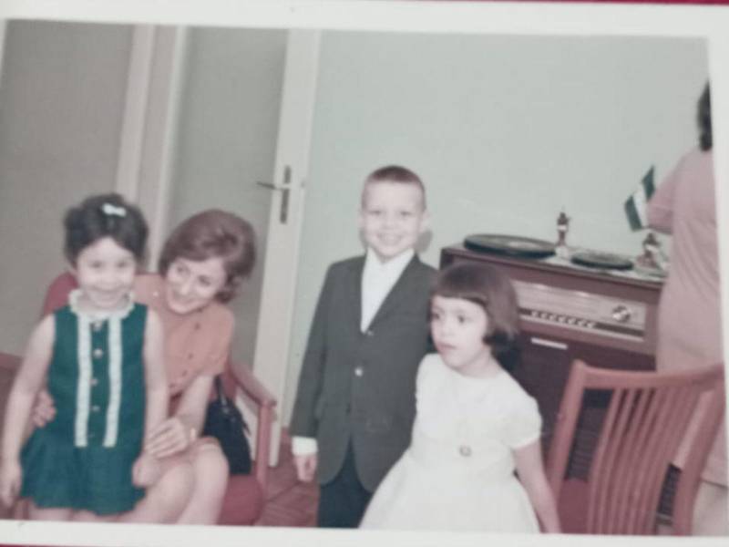 Lisette, hermana de Arístides, aparece a la izquierda en su casa en Suiza, durante su infancia.