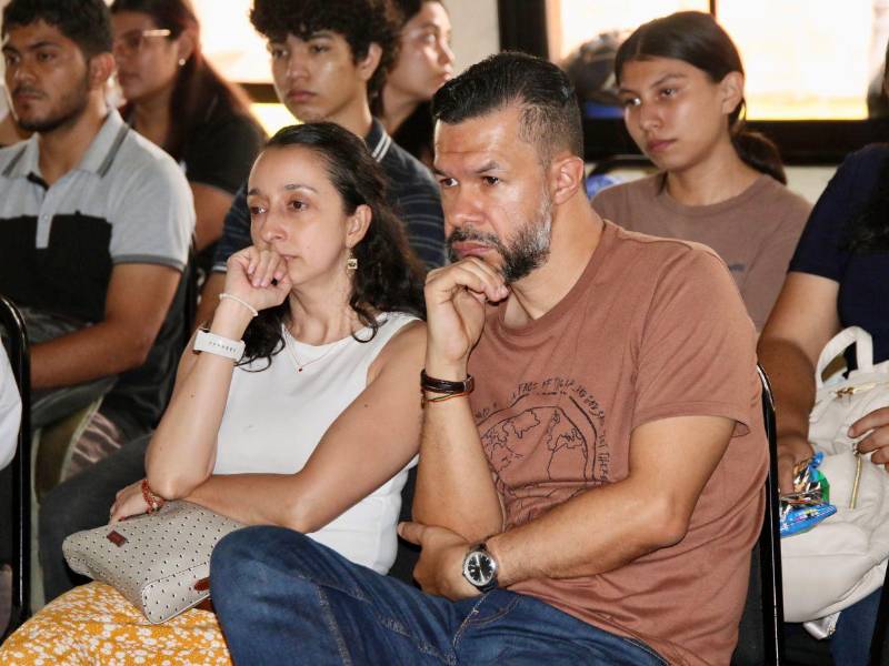 El público se reunió en la Universidad Pedagógica Nacional Francisco Morazán (UPNFM), Campus de Gracias, Lempira, para acompañar el conversatorio.