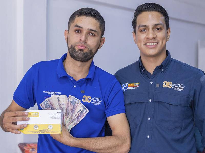 ¡Felicidades a Jesús Salgado! Su excelente atención y compromiso lo convirtieron en el vendedor ganador del mes de diciembre.