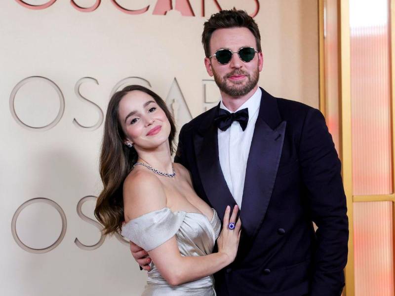 Más allá de los galardones, el público que siguió la transmisión en directo desde cualquier rincón del mundo centró buena parte de su atención en este tipo de detalles: quién llegó acompañado, quién sorprendió con una nueva presencia y quién confirmó una relación entre el patio de butacas y los pasillos del recinto.