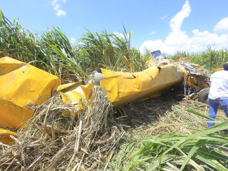 Restos metálicos retorcidos, fragmentos del fuselaje dispersos entre los cultivos y el fuerte olor a combustible marcaban la escena donde una avioneta de fumigación se estrelló la mañana del domingo en campos bananeros de la aldea Cruz de Valencia, en La Lima, Cortés, al norte de Honduras.