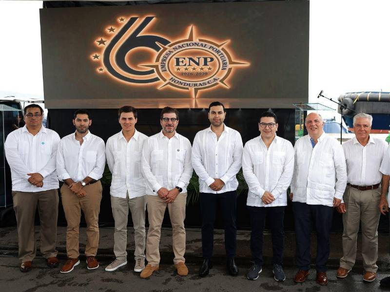 Ejecutivos de Grupo Logra durante la ceremonia de celebración del 60 aniversario de la ENP.
