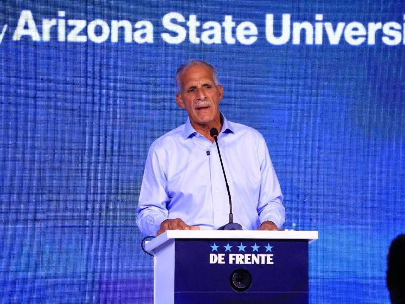 Nasry Asfura, candidato del partido nacional en el conversatorio De Frente de la USAP.