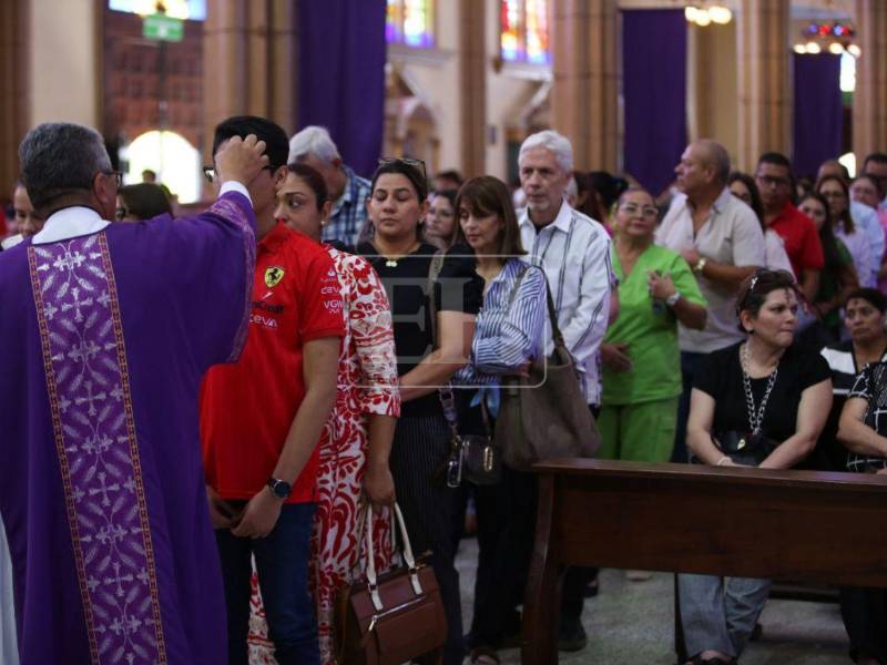 Desde tempranas horas de este miércoles 18 de febrero, la Basílica de Suyapa y otros templos de la capital, abrieron sus puertas a todos los fieles que deseaban recibir la imposición de ceniza en la frente, un rito que marca el inicio oficial de la Cuaresma en Honduras.