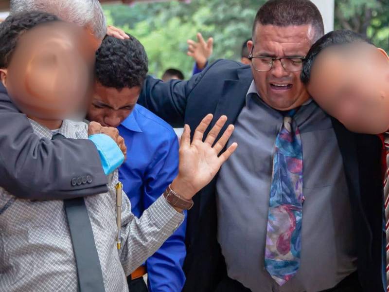 Entre lágrimas y sosteniendo la voz en medio del dolor, un pastor hondureño ha compartido el recuerdo más íntimo de su hijo, Yorbic Vallecillo, uno de los policías fallecidos en el accidente registrado reste miércoles 17 de junio en la cuesta de El Rodeo, Comayagua. Más allá del uniforme, lo describe como un joven noble, cercano a su familia y profundamente comprometido con su hogar y su fe.