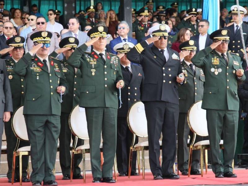 Miembros de la entonces Junta de Comandantes saludan a Roosevelt Hernández en una de las ceremonias donde el jefe castrense discursó mezclando la doctrina militar y la política partidista.