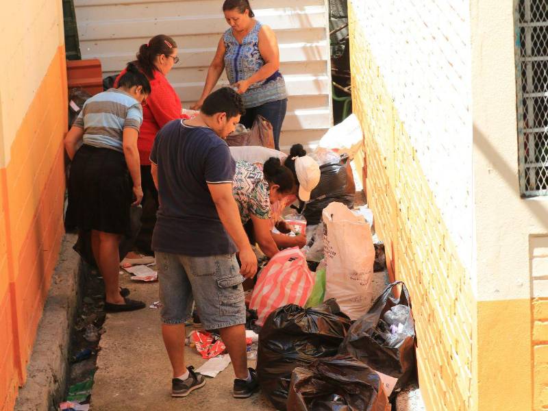 Madres y padres trabajaron en equipo por sus hijos en la recolecta masiva.