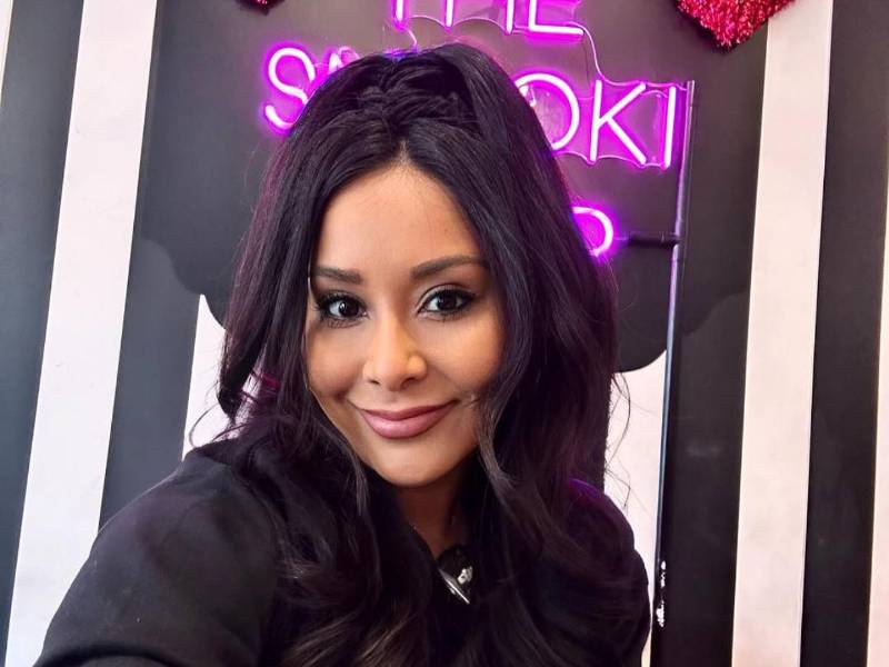 La estrella de reality shows Nicole Polizzi, conocida por su participación en Jersey Shore, ha revelado públicamente que enfrenta un diagnóstico de células cancerosas en el cuello uterino, información que compartió mediante un video en su cuenta de TikTok.