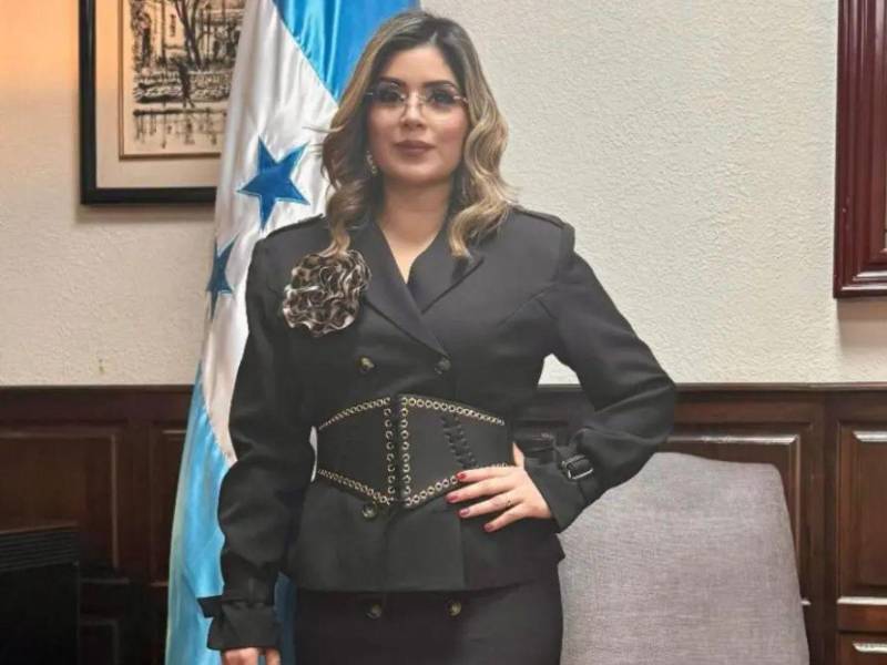 Renuncia la comisionada Suyen Muñoz, pareja de Luis Redondo tras lectura de juicio político en el Congreso.