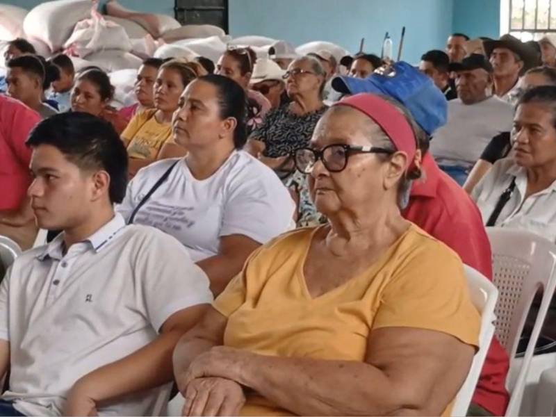 Decenas de familias dedicadas al cultivo de granos básicos recibieron el aporte en fertilizantes y semilla mejoradas a fin de prepararse para la siembra de postrera.