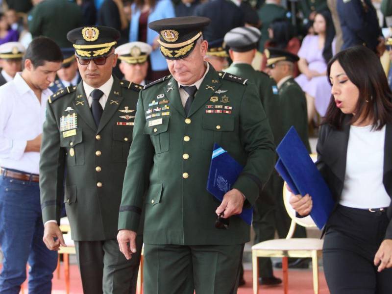 A nivel del Estado Mayor, los oficiales compañeros de promoción y los mandatos inmediatamente inferiores, simplemente agachaban la cabeza ante el trato inadecuado de Roosevelt Hernández.