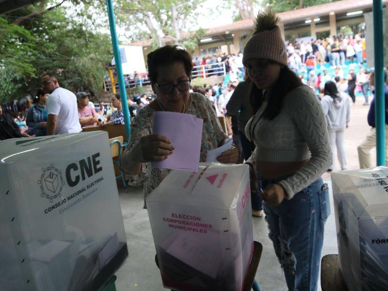 El pueblo fue a votar y existe respaldo físico para completar el proceso y realizar la declaratoria a tiempo, dijo la consejera Cossette López.